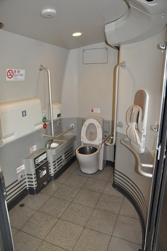 foto_20101108_0915_01.jpg - [de]Moderne Behindertentoilette im N700.[en]Modern toilet for handicapped people in the N700 train.