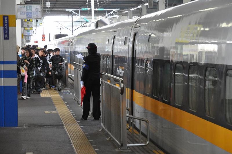 foto_20101108_1030_01.jpg - [de]Gegen die Schulklasse hat die Bahnsteigsordnerin nur wenig Chancen.[en]The guard lady isn't very successful to get the school class behind the yellow line.