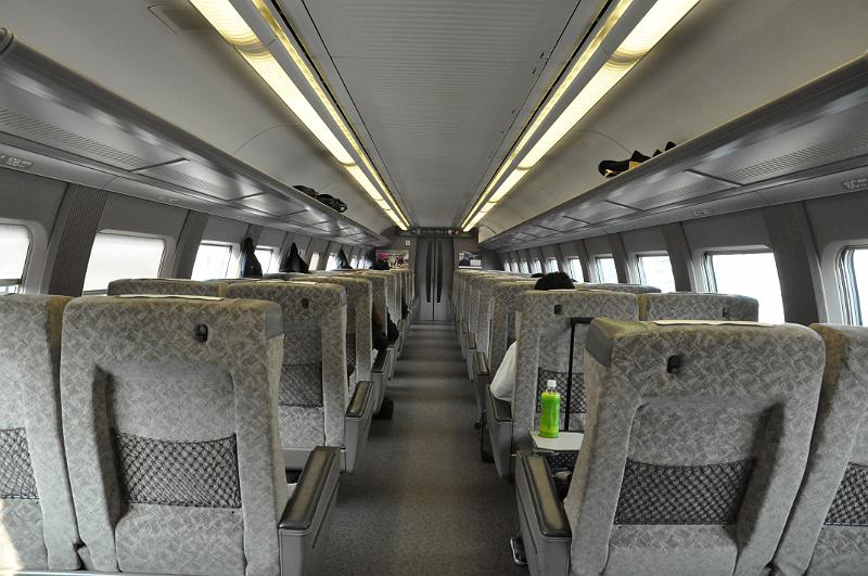 foto_20101108_1034_02.jpg - [de]Blick in den 500er Shinkansen, hier gibt es nur 4 Sitze, nicht 5 wie bei den 700ern.[en]The 500 series shinkansen only has 4 seats across, not 5 like the 700 series.