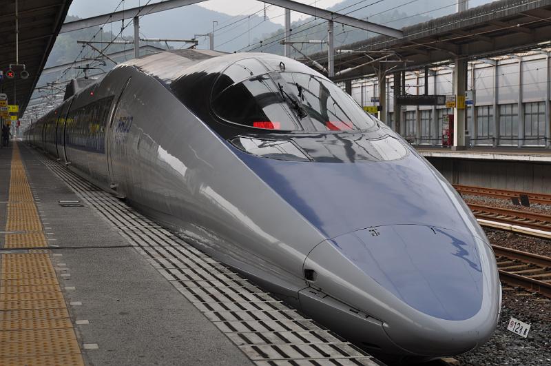 foto_20101108_1051_01.jpg - [de]Abschied von dem kurzen Trip in unserem 500er.[en]Goodbye to our short trip in the 500 series Shinkansen.