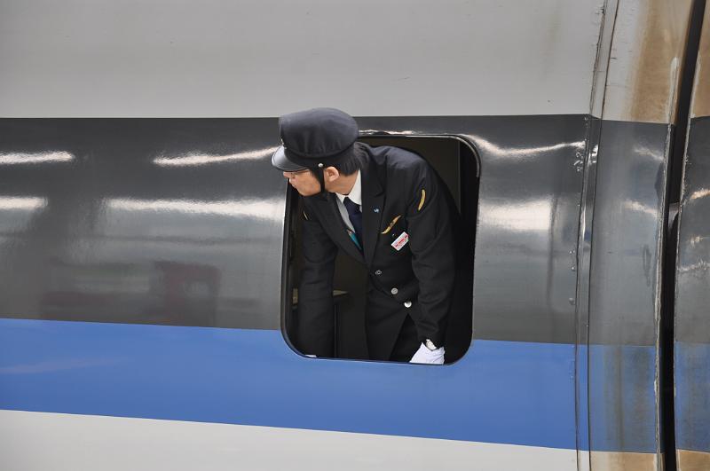 foto_20101108_1052_01.jpg - [de]Der Schaffner überprüft den Zug vor der Abfahrt.[en]The conductor checks the train before it leaves the station.