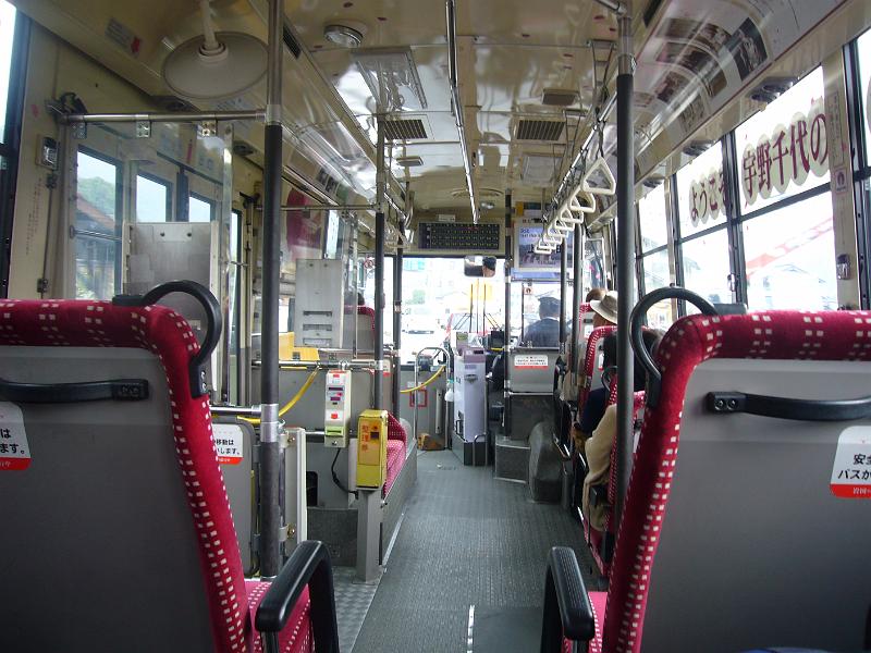 foto_20101108_1111_02.jpg - [de]Wir sitzen im Bus zur Kintai Brücke.[en]We're already in the bus to the Kintai bridge.