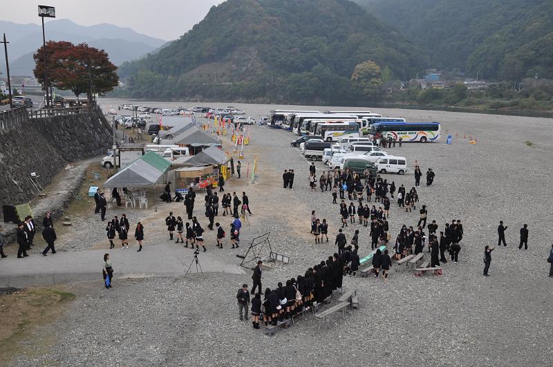 foto_20101108_1128_01.jpg - [de]Viele Schulklassen machen ihren Ausflug hierher.[en]Many school classes are visiting the bridge and castle.