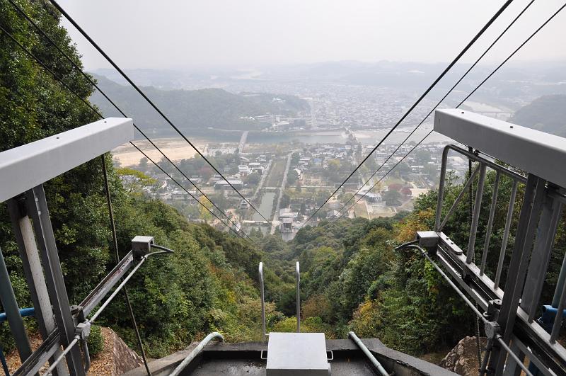 foto_20101108_1144_02.jpg - [de]Blick auf Iwakuni von der Bergstation.[en]A view of Iwakuni from the top station of the ropeway.