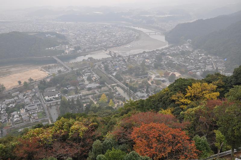 foto_20101108_1206_01.jpg - [de]Ausblick vom Schloss über Iwakuni.[en]View of Iwakuni from the castle.