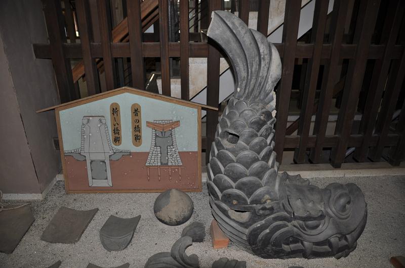 foto_20101108_1210_01.jpg - [de]Diese Fische für's Dach sind grösser, als man so annimmt.[en]Those roof top fishes are larger than one would think.