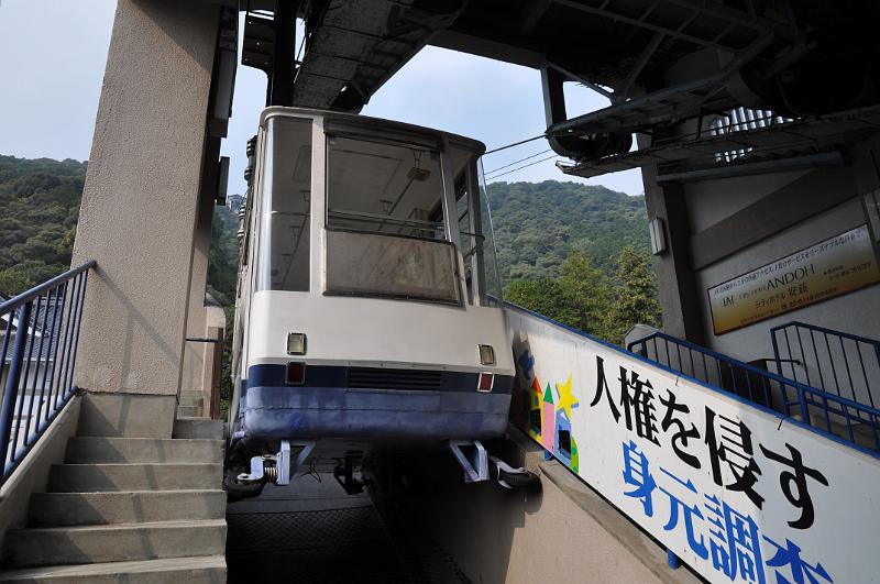 foto_20101108_1243_01.jpg - [de]Eine kleine, süsse Seilbahngondel.[en]This is just a small gondola.