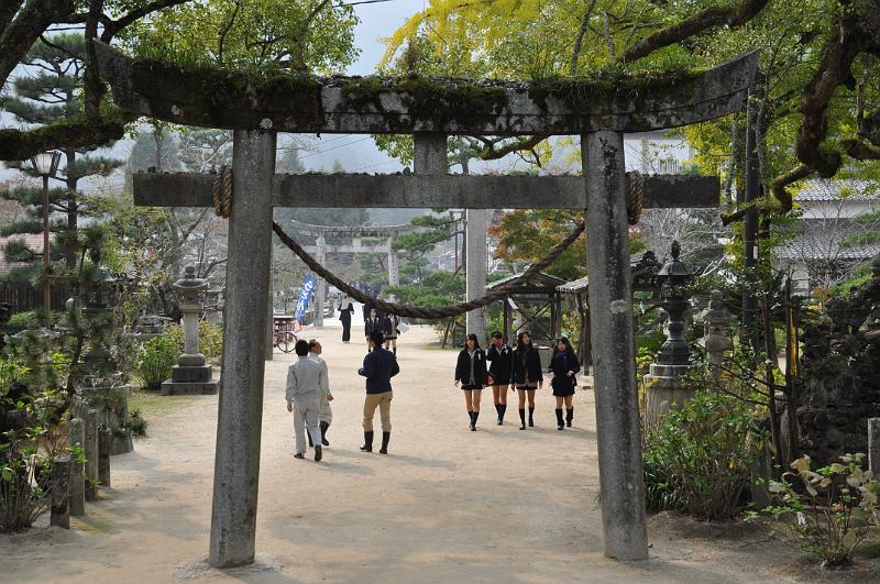 foto_20101108_1249_02.jpg - [de]Manche Schuluniformen kommen mit ganz schön kurzen Röcken daher.[en]Some school uniforms seem to have pretty short skirts.