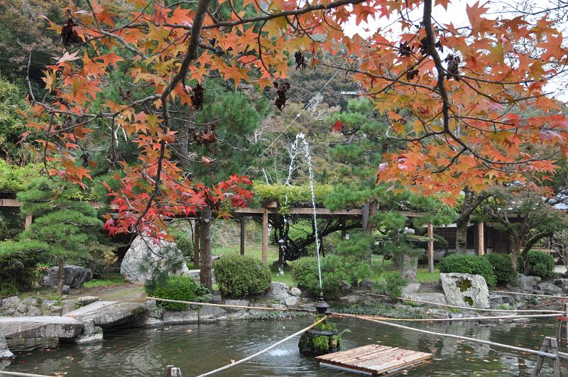 foto_20101108_1251_02.jpg - [de]Hinter dem Baum gibt es auch einen Brunnen.[en]There's fountain behind the nice tree.