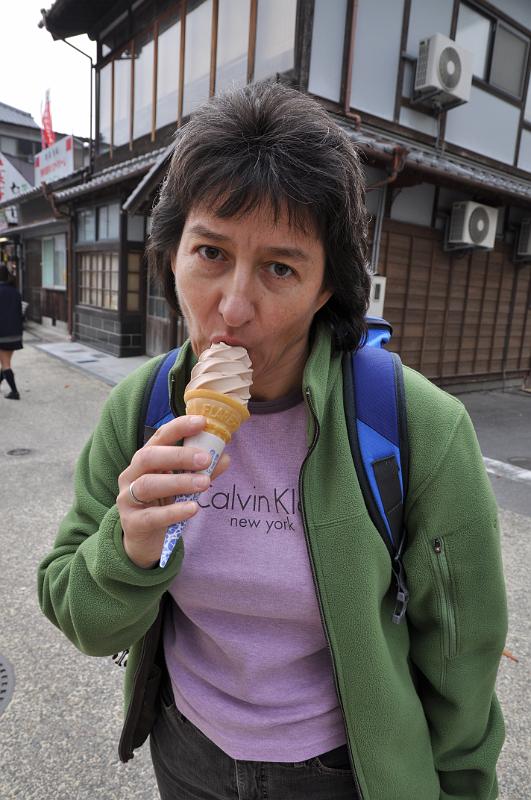 foto_20101108_1310_01.jpg - [de]Zum Schluss gönnen wir uns endlich ein leckeres Eis.[en]Finally we deserve a tasty ice cream.