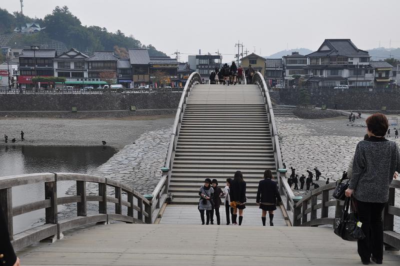 foto_20101108_1322_01.jpg - [de]Weg zurück über die Brücke.[en]Walking back over the bridge to Iwakuni.