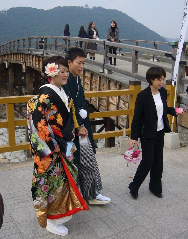 foto_20101108_1325_02.jpg - [de]Sieht aus, wie ein Hochzeitspaar im Kimono an der Brücke.[en]Looks like a wedding in kimono posing at the bridge.