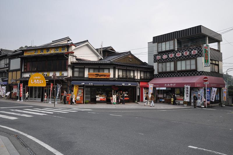 foto_20101108_1331_01.jpg - [de]Kleine Ladenpassage bei der Brücke.[en]A small shopping and food area near the bridge.