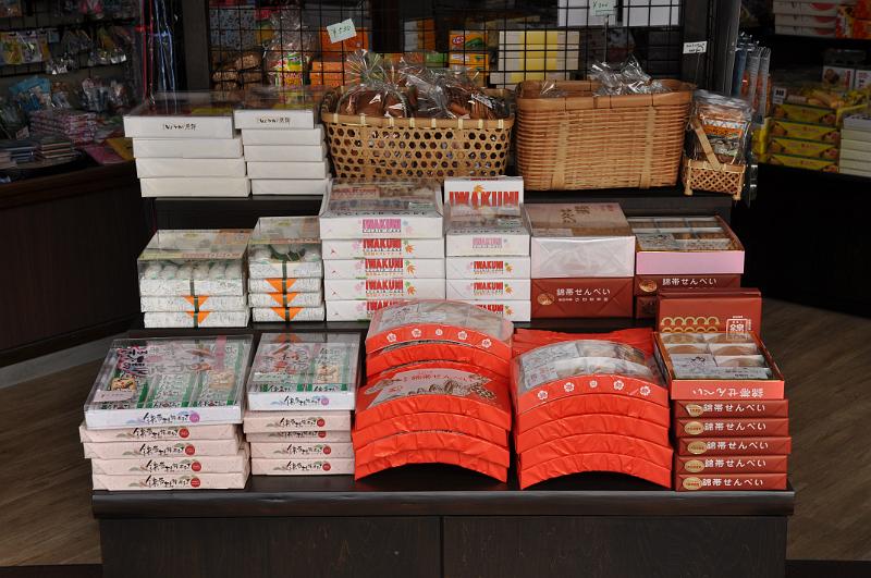 foto_20101108_1332_01.jpg - [de]Selbst die Keksdosen haben die Form der Brückbögen.[en]Even the cookie boxes are shaped like the bridge arches.