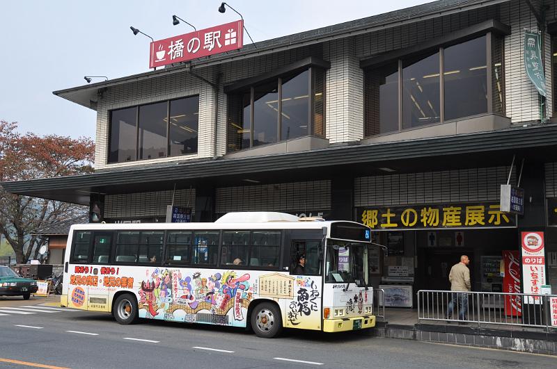 foto_20101108_1334_01.jpg - [de]Bushaltestelle für die Kintai Brücke.[en]Bus stop for the Kintai bridge.