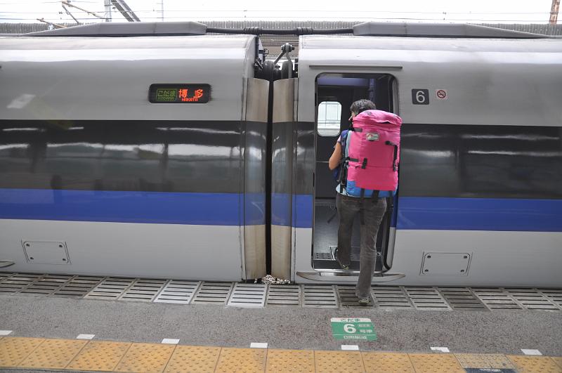 foto_20101108_1438_07.jpg - [de]Wie immer parkt der Shinkansen perfekt an den Markierungen.[en]The shinkansen has stopped perfectly aligned with the door markings as always.