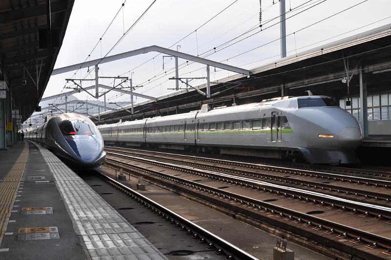 foto_20101108_1520_04.jpg - [de]Da fährt er hin unser 500er.[en]Busy station at Yamaguchi.