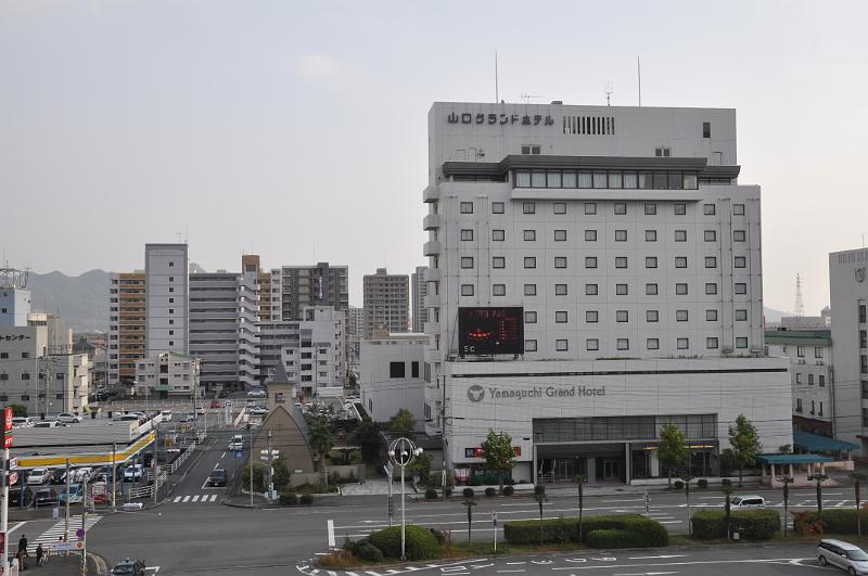 foto_20101108_1521_01.jpg - [de]Das Yamaguchi Grand Hotel, viel mehr Hotels scheint es aber auch nicht zu geben.[en]Yamaguchi Grand Hotel, not many more hotels to be seen, though.