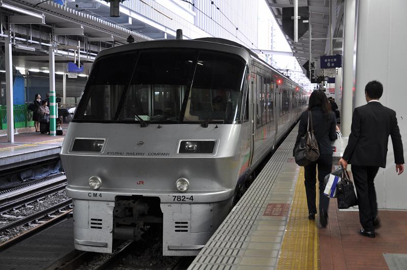 foto_20101108_1610_02.jpg - [de]In Hakata steigen wir in den Limited Express nach Nagasaki um.[en]We're connecting at Hakata station to the limited express to Nagasaki.