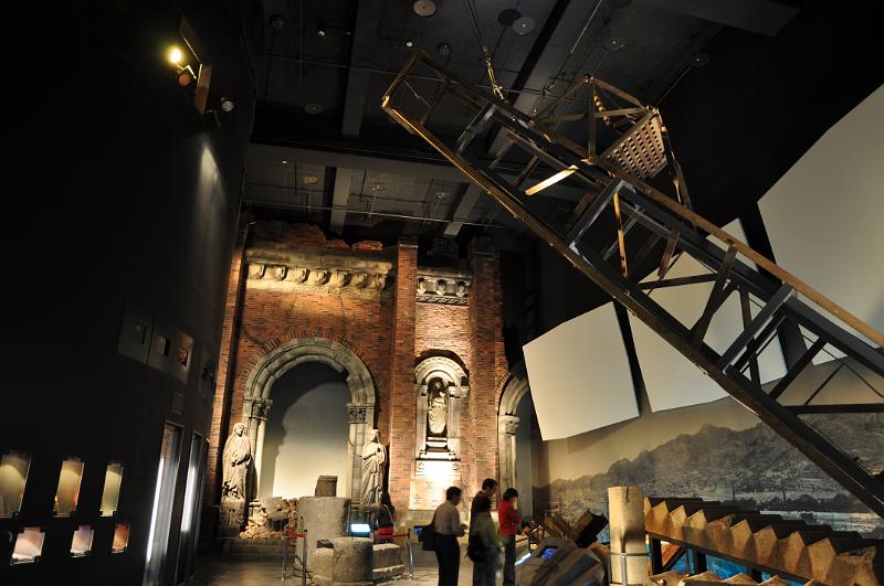 foto_20101109_0932_02.jpg - [de]Ein umgeknickter Wachturm und die rekonstruierten Reste der Urukami Kathedrale, die den Bombenangriff überlebt haben.[en]A bent over watch tower and the remains of Urukami cathedral that survived the bombing.