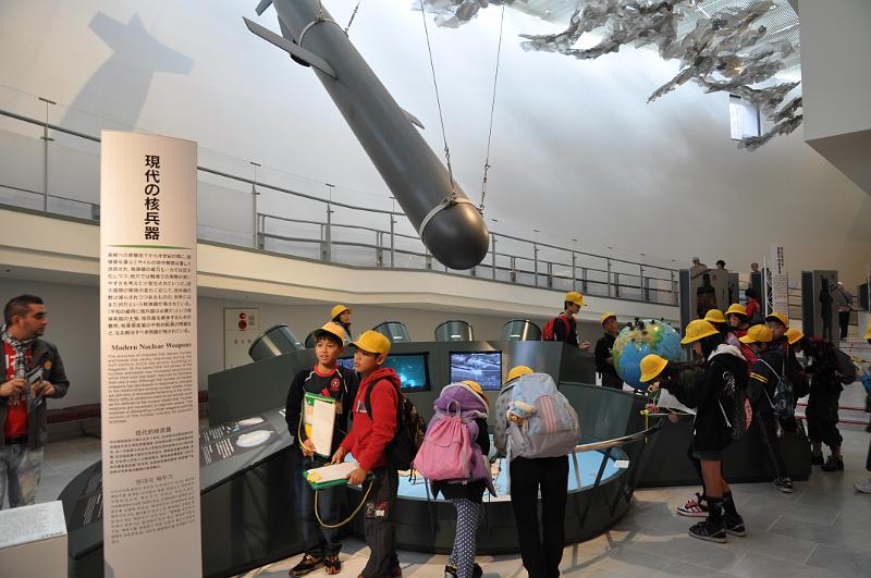 foto_20101109_1036_01.jpg - [de]Man sieht viele Schulklassen in dem Museum.[en]Many school classes are touring the museum.