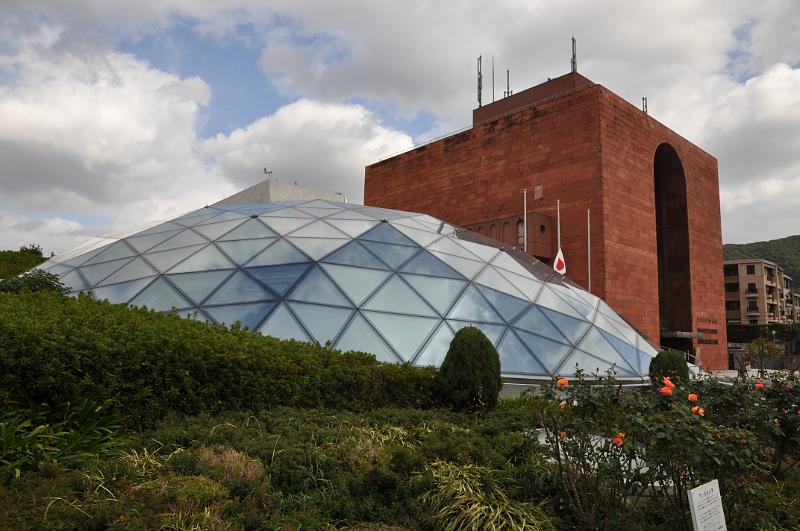 foto_20101109_1124_02.jpg - [de]Kuppel des Atombombenmuseums und das Kunstmuseum nebenan.[en]Glass roof of the atomic bomb museum and the art museum next door.