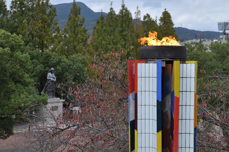 foto_20101109_1131_01.jpg - [de]Ewige Flamme zum Gedenken an die Opfer von Nagasaki.[en]Eternal flame to remember the victims of Nagasaki.