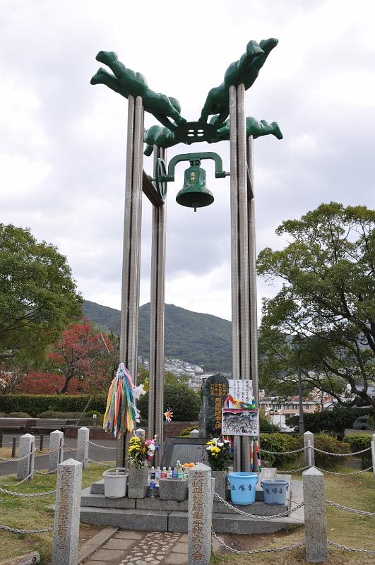 foto_20101109_1145_02.jpg - [de]Viele Länder stifteten Skulpturen für den Peace Park.[en]Many countries donated sculptures for the peace park.