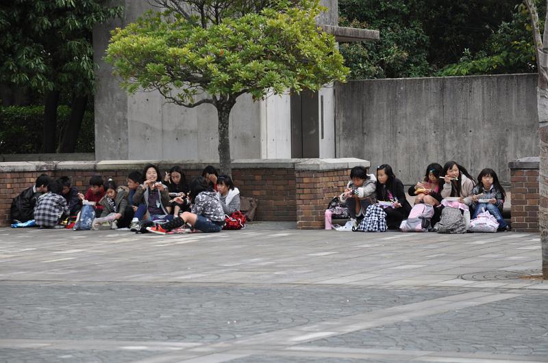 foto_20101109_1152_01.jpg - [de]Die Schulklasse hat nach dem Aufsagen von Sprüchen ihre Mittagspause.[en]After presenting short speeches, the school class now has their lunch break.