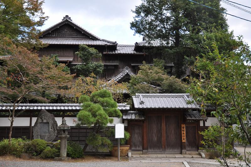 foto_20101109_1325_01.jpg - [de]Sieht nach Wohngebäuden des Schreines aus.[en]Looks like living quarters of the shrine.