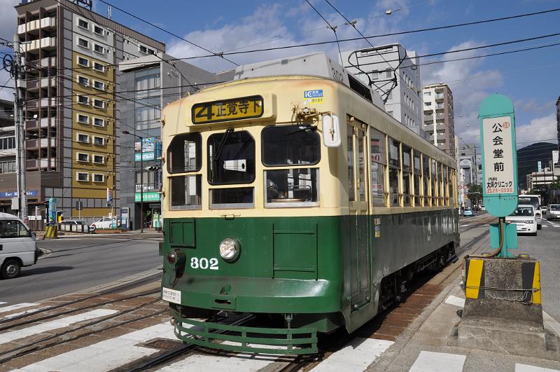 foto_20101109_1336_01.jpg - [de]Typische alte Strassenbahn von Nagasaki.[en]Typical old streetcar in Nagasaki.