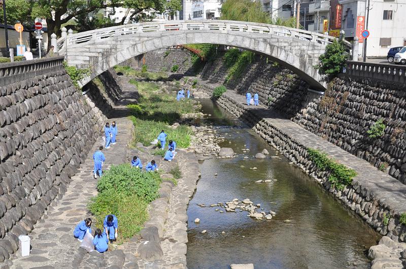 foto_20101109_1344_03.jpg - [de]Eine Schulklasse reinigt das Bachufer.[en]A school class is collecting the trash at the river banks.