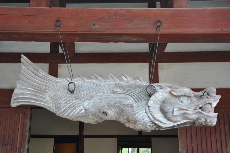 foto_20101109_1401_01.jpg - [de]Dieser Fisch wurde als Trommel verwendet, um die Affen zum Essen zu rufen.[en]This fish was used as a drum to signal the monkey to get their food.