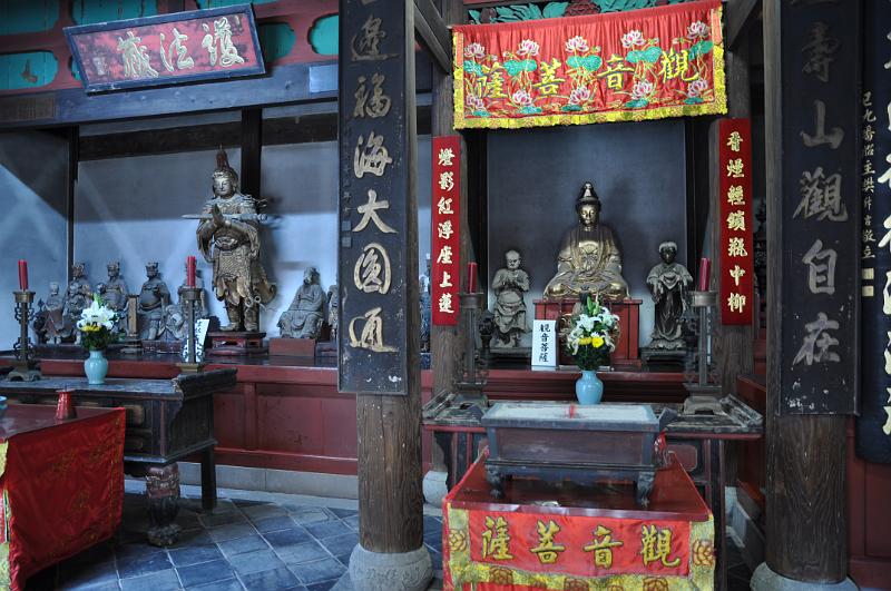 foto_20101109_1453_02.jpg - [de]Einige Altare mit Buddha Statuen.[en]A couple of altars with buddha statues.