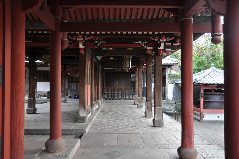 foto_20101109_1455_01.jpg - [de]Säulengang mit dunkelrotem Holz.[en]A column row from dark red wood.