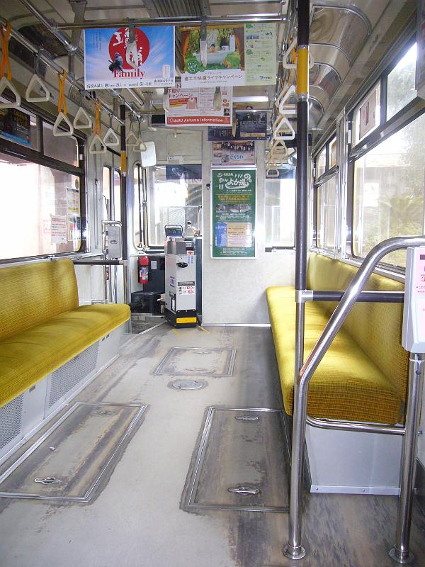 foto_20101109_1507_02.jpg - [de]Ein Wunder: eine leere Strassenbahn - an der Anfangshaltestelle.[en]A miracle: an empty streetcar - at the first station.