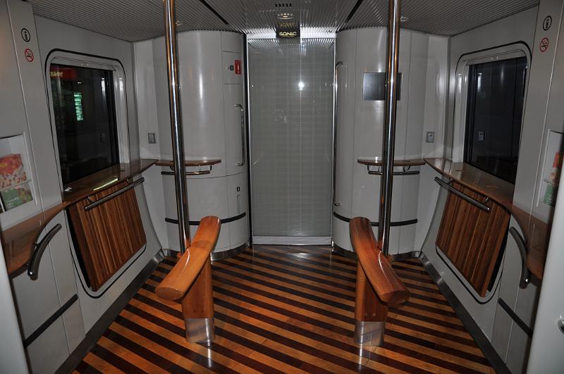 foto_20101109_1717_01.jpg - [de]Hübsch eingerichteter Aufenthaltsraum.[en]An attractive lounge area at one end of the car.