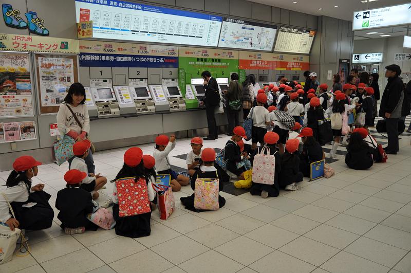 foto_20101110_1038_03.jpg - [de]Diese Schulklasse muss für jedes Kind einzeln ein Ticket am Automaten lösen.[en]This school class is getting a ticket for each kid at the ticket machine.