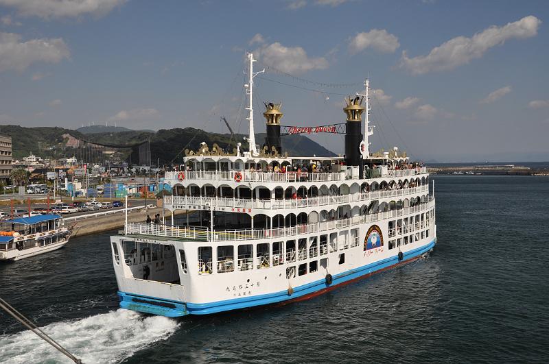 foto_20101110_1222_01.jpg - [de]Eine der Fähren zum Sakura-jima.[en]One of the ferries going to Sakura-jima.