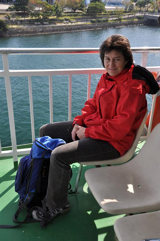 foto_20101110_1223_02.jpg - [de]Auch wir fahren mit der Fähre zum Vulkan hinüber.[en]We're also taking the ferry to the volcano.