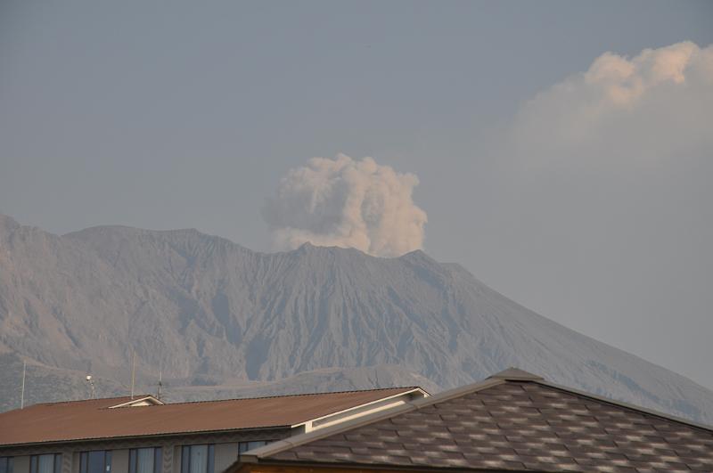 foto_20101110_1426_02.jpg - [de]Das Warten hat sich gelohnt, ein neuer Ausbruch.[en]Our patience is rewarded with a new eruption.
