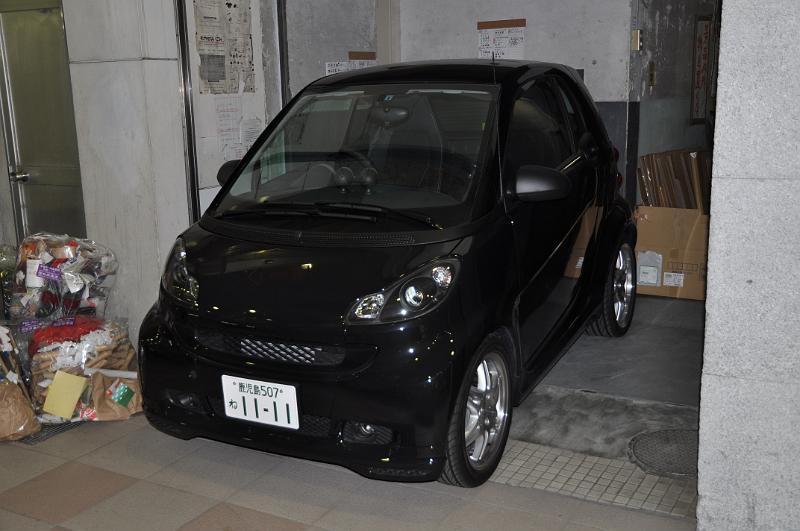 foto_20101110_1733_02.jpg - [de]Ein Brabus Smart in einer Ecke mitten in einer Einkaufspassage.[en]A nice Brabus Smart in a small opening in the middle of a shopping arcade.