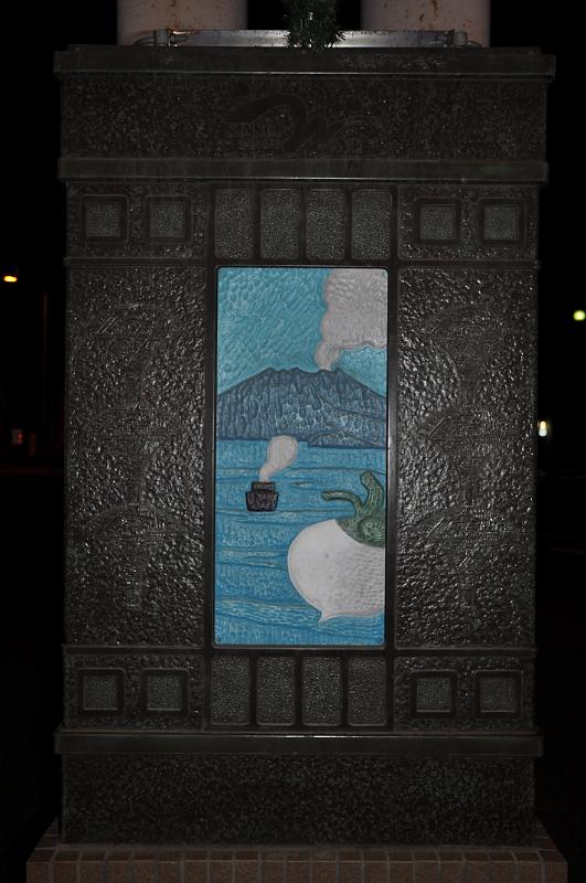 foto_20101110_1835_01.jpg - [de]Kagoshima ist stolz auf seinen Vulkan und stellt ihn überall dar, auch auf Pfosten für die Galerie.[en]Kagoshima is proud of their volcano and even displays it on all columns supporting the street gallery.