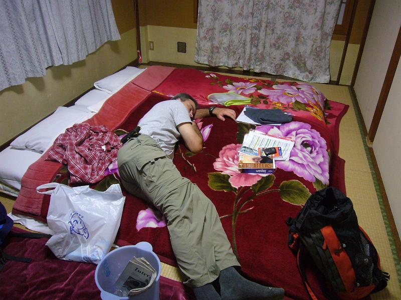 foto_20101110_1957_01.jpg - [de]Da ist einer einfach weggeratzt.[en]Someone has faded away while studying the tour guide.