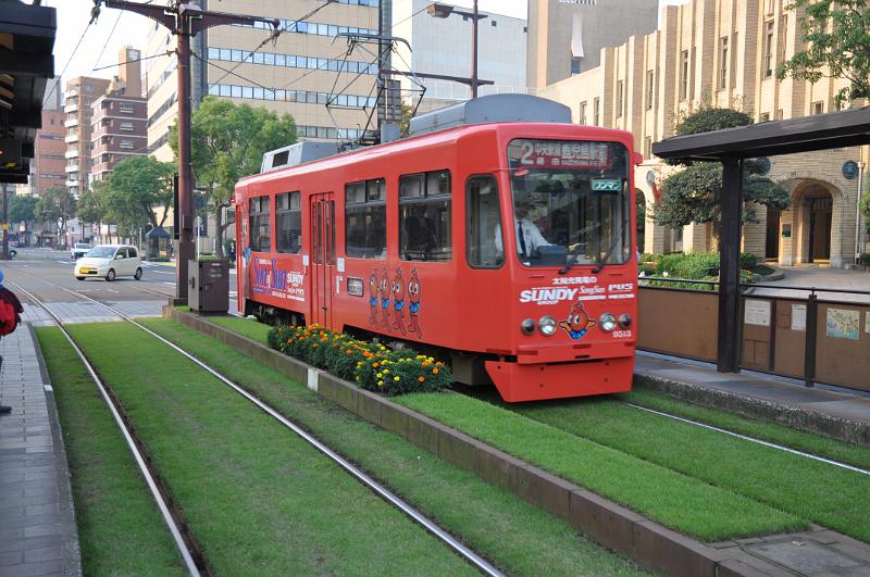 foto_20101111_0756_01.jpg - [de]So begrünte Strassenbahngleise sehen wirklich hübsch aus.[en]Streetcar tracks with green grass look really beautiful.