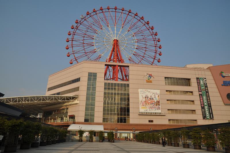 foto_20101111_0812_01.jpg - [de]Kagoshima Bahnhof und Einkaufsmeile mit Vergnügungsviertel.[en]Kagoshima station with shopping center and amusement park.