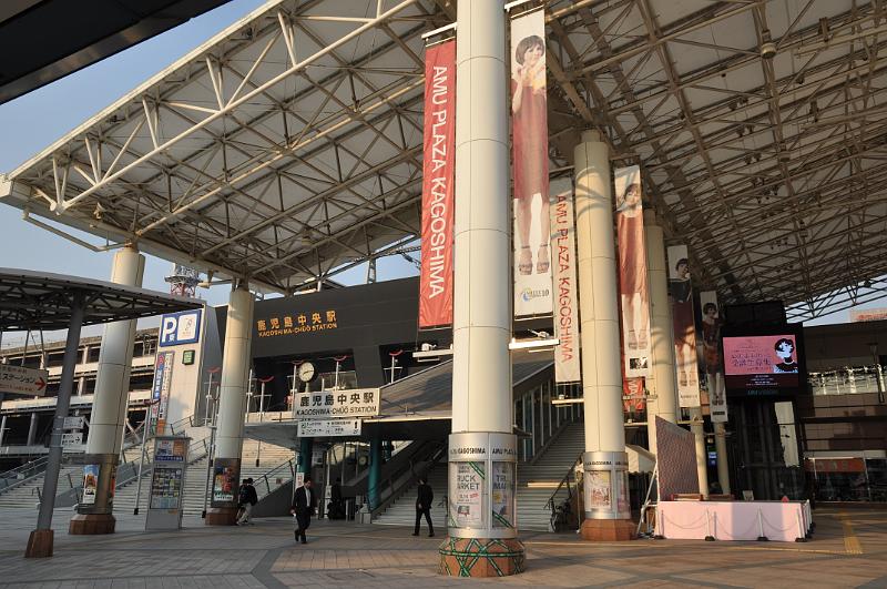 foto_20101111_0813_01.jpg - [de]Aufgang zum Bahnhof.[en]Entrance to the train station.