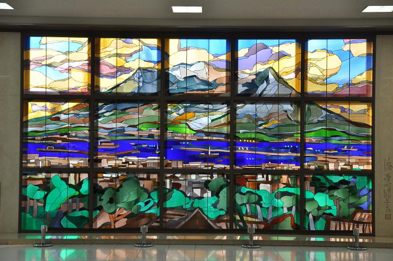 foto_20101111_0834_02.jpg - [de]Schönes Fensterbild mit Sakura-jima im Bahnhof.[en]A nice window picture of Sakura-jima at the station.