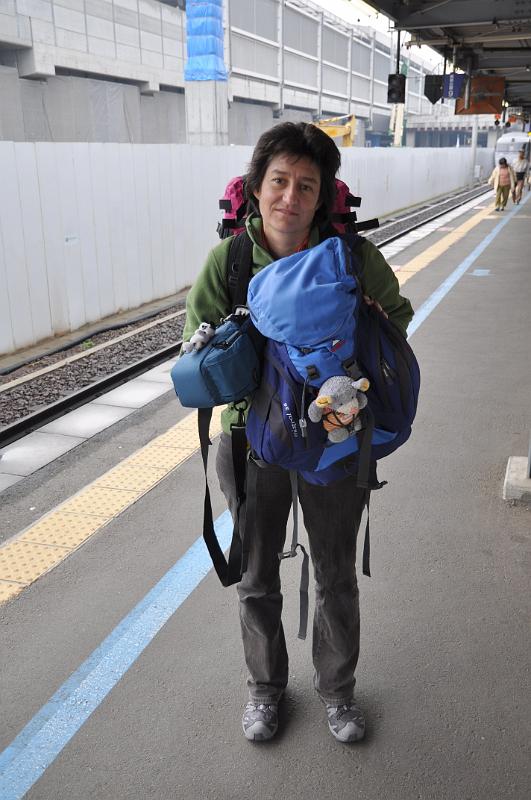 foto_20101111_0952_01.jpg - [de]Schwer bepackt reisen wir durch Japan.[en]We're not really travelling light through Japan.