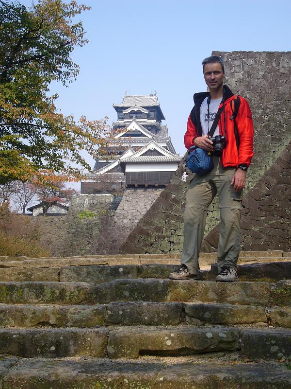 foto_20101111_1058_02.jpg - [de]Viele Stufen führen hinauf zum Schloss von Kumamoto.[en]Many steps lead up to the castle of Kumamoto.